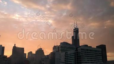 美国芝加哥秋季日出。 市中心的城市景观，五彩缤纷的天空。 时间流逝